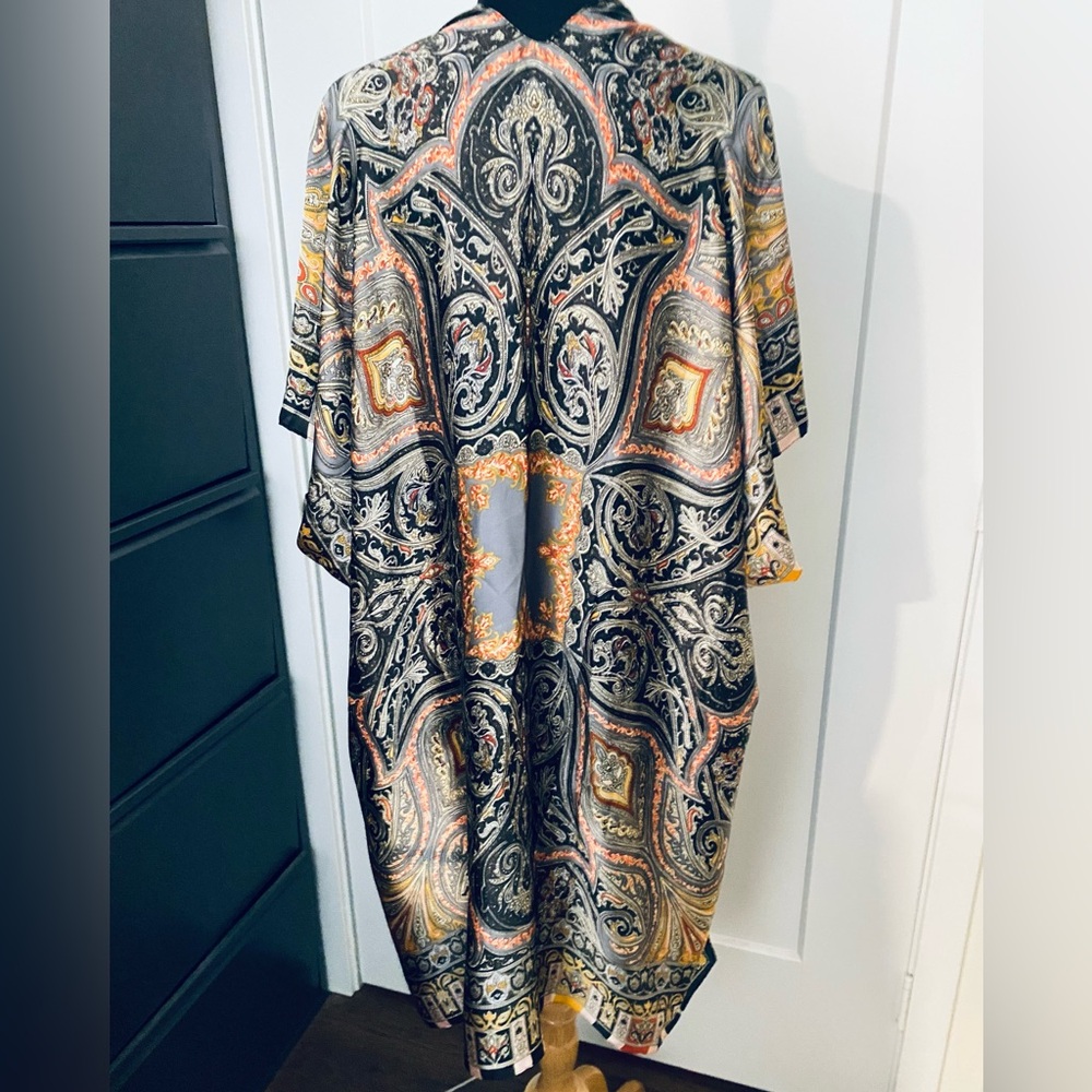 Black and Gold silky kimono - Picture 2 of 5